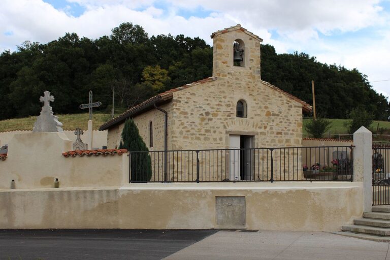 Chapelle Saint Thomas dans son écrin de verdure (à Saint Pierre de Chandieu)