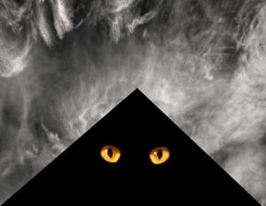 Yeux de chat nous observant depuis une pyramide noire dans un fond gris menaçant.