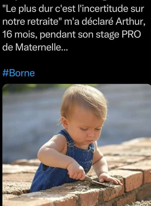 Pendant son stage pro de maternelle, un petit garçon maçonne un mur.