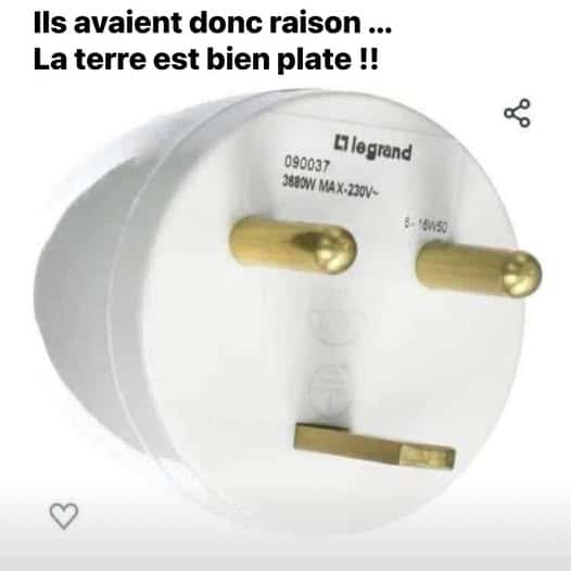 Photo d'une prises 2 phases 1 terre dont la terre est plate.