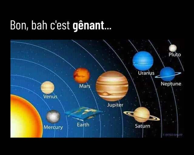 Image d'une terre plate au milieux de planètes sphériques.