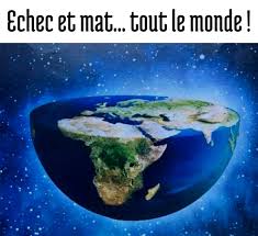 Photo de l a terre en demi globe dont la moitié supérieure est plate.