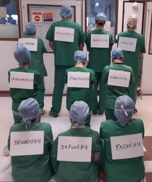 Infirmières écœurées arborant des annonces sur leur dos.