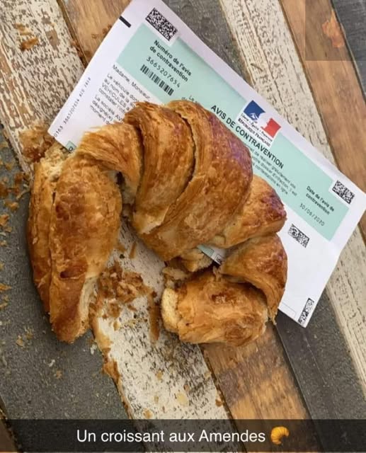 Croissant à l'amande (ou à la prune suivant les régions)