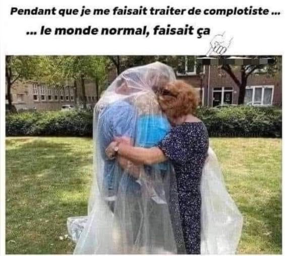 Personnes sous plastique se faisant un câlin en période covid.